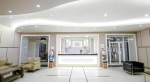 Una gran sala de estar con un sofá y sillas. en Grand Malioboro Yogyakarta, en Yogyakarta