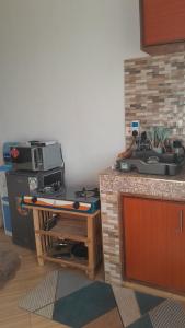 Little Haven في ماليندي: مطبخ مع موقد وطاولة عمل