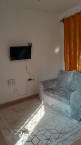 Little Haven في ماليندي: غرفة معيشة مع أريكة وتلفزيون