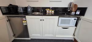 Sandstone Suites - In the heart of Port Fairy في بور فيري: مطبخ أبيض مع ميكروويف ومغسلة +19 صورة