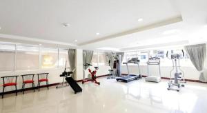 un gimnasio con equipo cardiovascular en una habitación grande en Kirirom Crystal Hotel, en Phnom Penh