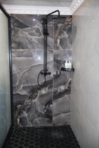 De Rams boutique guest house : دش مع جدار حجري في الحمام