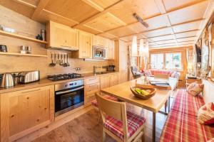 Una cocina o kitchenette en Chalet - Direkt am 5 Sterne Campingplatz Aufenfeld im Zillertal mit Hallenbad und Sauna