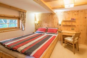 Una cama o camas en una habitación de Chalet - Direkt am 5 Sterne Campingplatz Aufenfeld im Zillertal mit Hallenbad und Sauna 32 fotos más