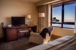 TV a/nebo společenská místnost v ubytování Radisson Hotel Puerto Varas