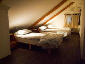 2 Einzelbetten in einem Zimmer mit in der Unterkunft Mua Guesthouse in Namwon