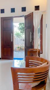 Bazén v ubytování Guest House Griya Mundu Kerten nebo v jeho okolí