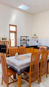 Kuchyň nebo kuchyňský kout v ubytování Guest House Griya Mundu Kerten