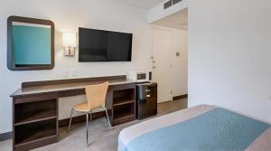 Μια τηλεόραση ή/και κέντρο ψυχαγωγίας στο Park Inn by Radisson, Winnemucca