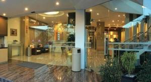 a lobby of a building with a staircase in it at Hotel D' CaLia Tarakan in Klapa