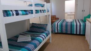 Кровать или кровати в номере Oakridge Motel Tourist Park