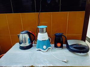 Tomato home stay في Tezpur: يوجد خلاط ومحمصة خبز على طاولة