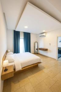 Postel nebo postele na pokoji v ubytování Rainbow Street Studio Cozy Central