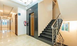 Treebo Elite Inn في تشيناي: مدخل مع درج في المنزل