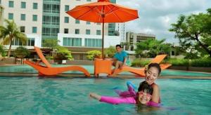 Piscina de la sau aproape de PARK HOTEL Cawang Jakarta