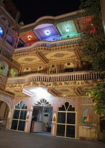 een gebouw met een versierd plafond met verlichting bij Hotel Shekhawati, A boutique stay in Mandāwa