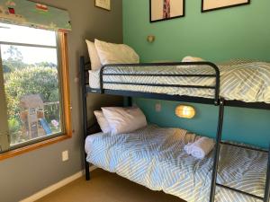 Ένα ή περισσότερα κρεβάτια σε δωμάτιο στο Tuscan Villa with Sea Views in Golden Bay