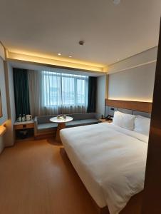 Giường trong phòng chung tại JI Hotel Shanghai Xinzhuang