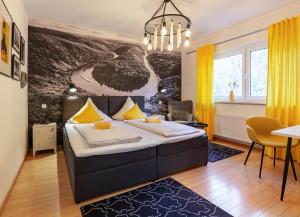 Hotel Restaurant Litermont في Nalbach: غرفة نوم مع سرير وغرفة معيشة +120 صورة