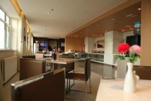 Un restaurant sau alt loc unde se poate mânca la Jinjiang Inn Hohhot Dazhao Hospital Metro Station