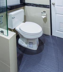 Koupelna v ubytování Thanburi Hotel