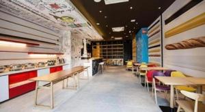 ibis Wuxi Jiangnan University في ووشي: مطعم يحتوي على طاولات وكراسي في الغرفة