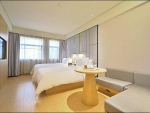 En eller flere senge i et værelse på JI Hotel Shanghai Wujing East China Normal University + 16 billeder