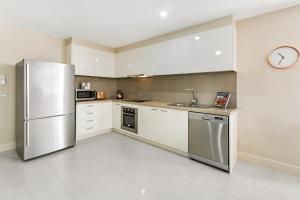 
A kitchen or kitchenette at Salt 13 Luxury Apartment
