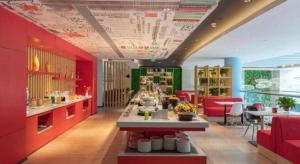 ibis xian North Second Ring Weiyang Rd Hotel في شيان: مطعم بجدران حمراء وأخضر وطاولات وكراسي