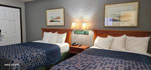 Ένα ή περισσότερα κρεβάτια σε δωμάτιο στο Sycamore Inn Chico University Area