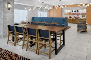 Η κουζίνα ή μικρή κουζίνα στο Hampton Inn Vernon