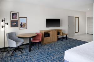 Μια τηλεόραση ή/και κέντρο ψυχαγωγίας στο Hampton Inn Vernon