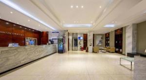 City Comfort Inn Zhanjiang Shimao Building Chikan Old Street في Tchia-k'am: a lobby of a building with a lobbyaster yasteryasteryasteryasteryasteryastry