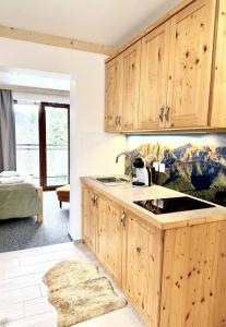 Kuchyň nebo kuchyňský kout v ubytování Villa Kaplowa Chata & SPA