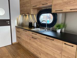 Nhà bếp/bếp nhỏ tại Houseboat Campi Uitgeest +8 ảnh