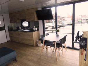 TV/trung tâm giải trí tại Houseboat Campi Uitgeest