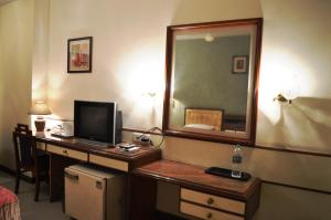 En tv och/eller ett underhållningssystem på Hotel Kohinoor Executive