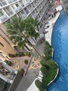 Una vista aérea de un hotel con piscina y palmeras. en Arcadia Beach Continental, en Pattaya South