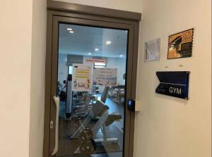 Una puerta de un gimnasio con una cámara. en Arcadia Beach Continental, en Pattaya South 20 fotos más