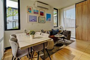 Χώρος καθιστικού στο OYO Life 92719 Rolling Hills Residence Karawang