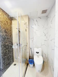 un baño con inodoro y ducha en Arcadia Beach Continental, en Pattaya South