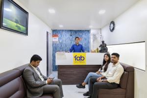 un grupo de personas sentadas en una sala de espera en Via Galaxy Apartments - Lohegaon chowk, en Pune