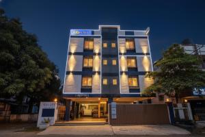 un edificio alto con luces encendidas por la noche en Via Galaxy Apartments - Lohegaon chowk, en Pune