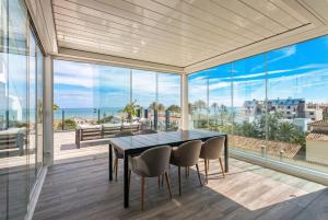 a dining room with a view of the ocean at holaVivienda - Ático Boutique de Lujo en la Playa in Denia
