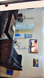 ein Zimmer mit einer Treppe, an dessen Wand Bücher und Bilder hängen. in der Unterkunft Blossom's homes-Muthiga, one bedroom in Rungiri