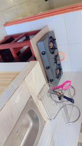 Eine Waschmaschine im Badezimmer neben einem Waschbecken in der Unterkunft Blossom's homes-Muthiga, one bedroom in Rungiri