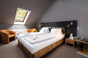 Ένα ή περισσότερα κρεβάτια σε δωμάτιο στο Svájci Lak Panzió +28 φωτογραφίες