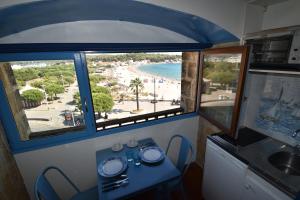 ラ・セーヌ・シュル・メールにあるLe Provence Plageのビーチの景色を望むテーブル付きの客室です。
