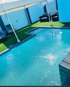 De Rams boutique guest house : حمام سباحة بمياه زرقاء في مبنى