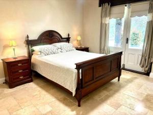 een slaapkamer met een groot houten bed en 2 nachtkastjes bij Little River Valley in Denmark +21 foto's